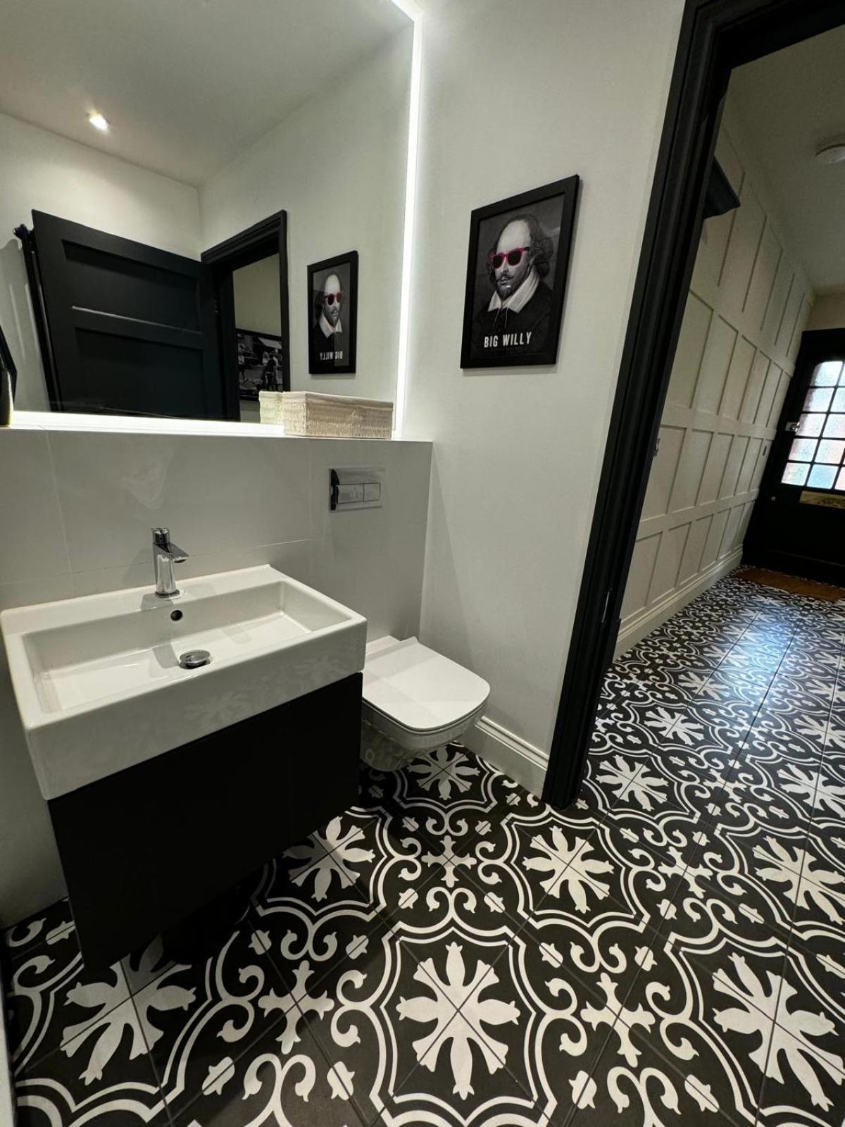 סטרטפורד-אפון-אבון Macbeths Corner High End Luxury Apartment In Centre With Parking מראה חיצוני תמונה
