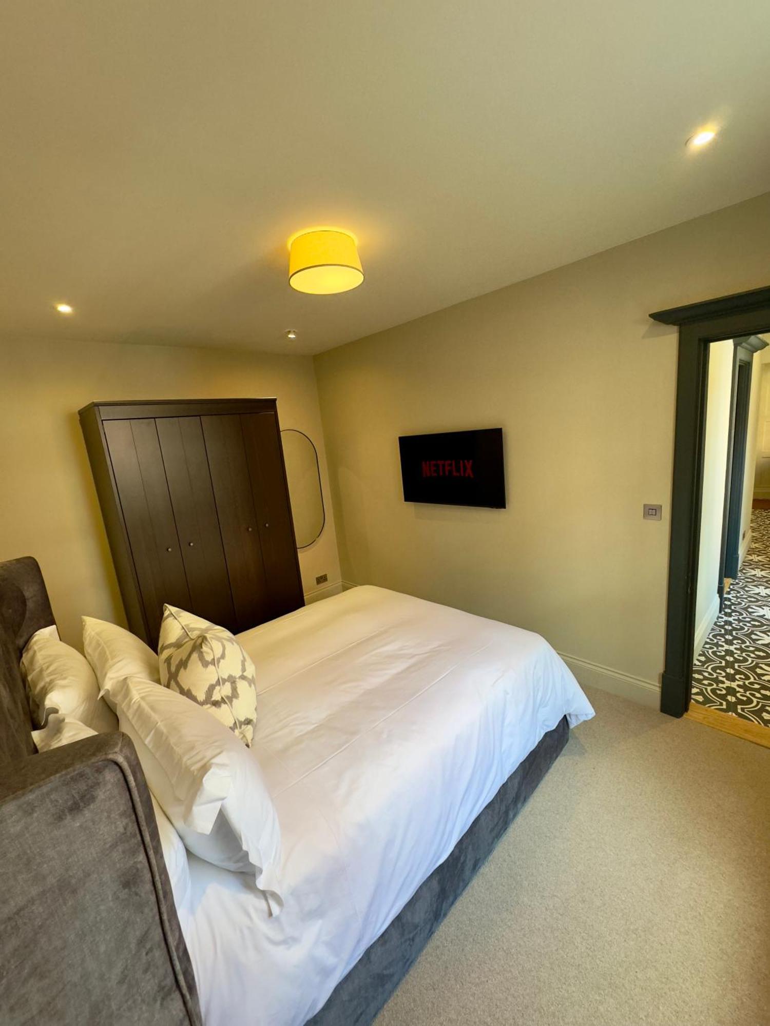 סטרטפורד-אפון-אבון Macbeths Corner High End Luxury Apartment In Centre With Parking מראה חיצוני תמונה
