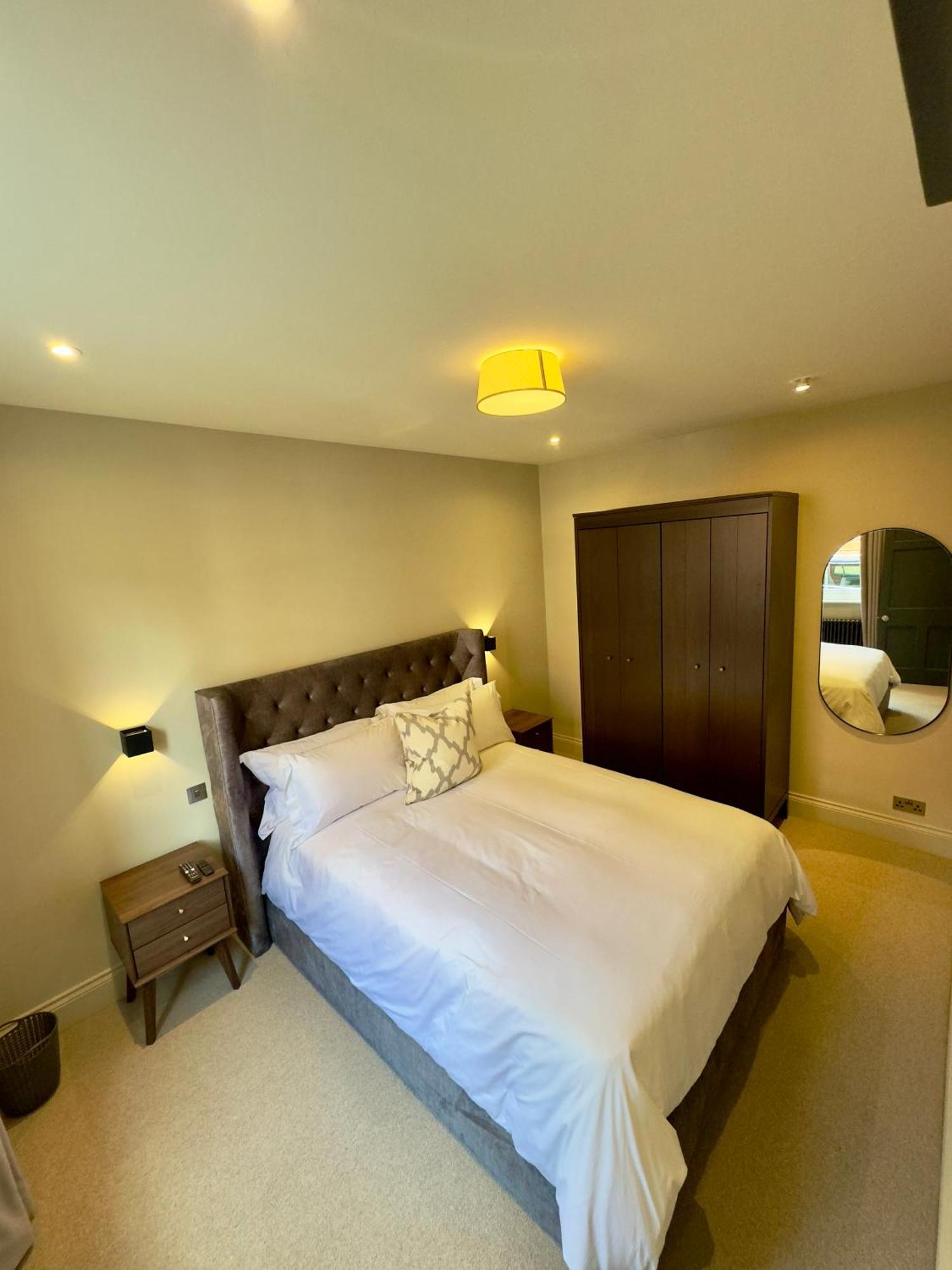 סטרטפורד-אפון-אבון Macbeths Corner High End Luxury Apartment In Centre With Parking מראה חיצוני תמונה