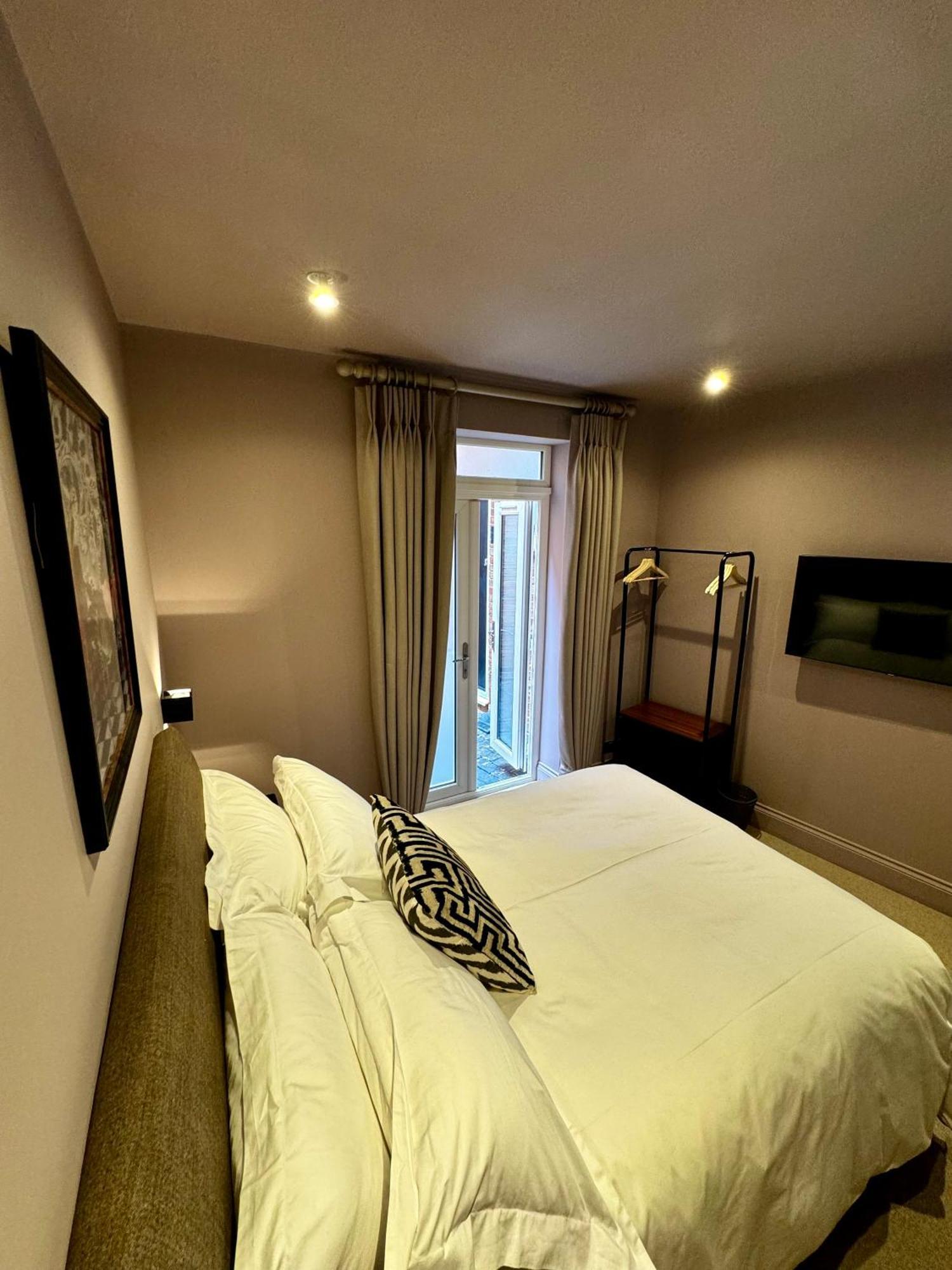 סטרטפורד-אפון-אבון Macbeths Corner High End Luxury Apartment In Centre With Parking מראה חיצוני תמונה